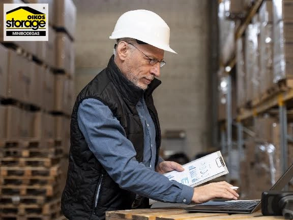 Hombre revisando la logística para el almacenamiento empresarial